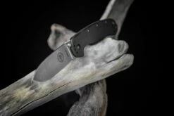 ESEE Avispa Navaja, Stonewashed D2 Blade, Black Handle BRK1302 -KNIVESANDTOOLS Ventas EE AVISPA BK D2 20 sfeerfoto